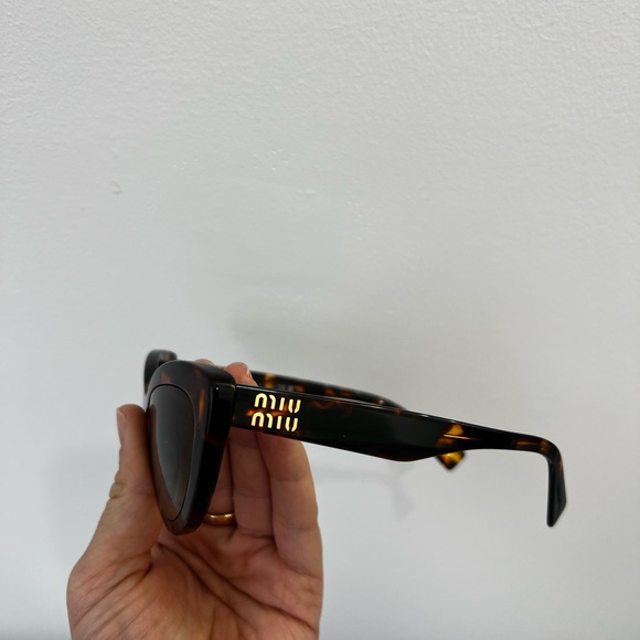 Miu Miu cat eye Sunglas - Picture 2 of 3